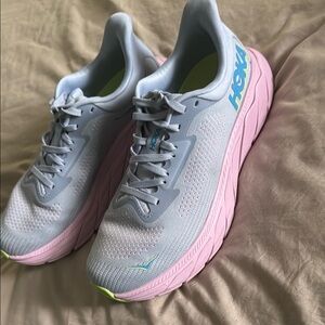 Hoka Arahi 7- Gray and Pink Athletic Shoes with Cushioned Sole